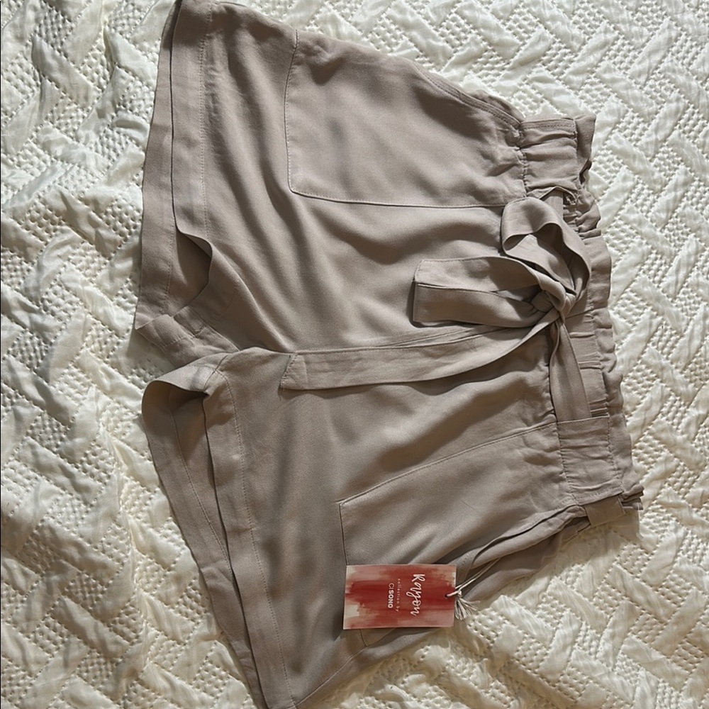 Kasper High Waist Tan Shorts with Elegant Draping